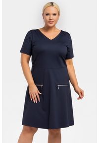 KARKO - Sukienka dzianinowa trapezowa z zamkami na kieszonkach LUCY granatowa. Okazja: do pracy. Kolekcja: plus size. Kolor: niebieski. Materiał: dzianina. Typ sukienki: trapezowe. Styl: elegancki #1