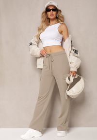 Renee - Beżowe Spodnie dresowe z Bawełny z Szerokimi Kieszeniami Cargo Tanelle. Okazja: na co dzień. Stan: podwyższony. Kolor: beżowy. Materiał: dresówka, bawełna. Styl: casual #3