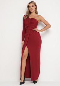 Born2be - Bordowa Kopertowa Sukienka Maxi na Jedno Ramię z Marszczeniami Analaura. Okazja: na imprezę. Kolor: czerwony. Materiał: wiskoza. Typ sukienki: kopertowe. Styl: elegancki. Długość: maxi #1