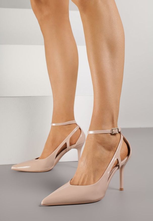 Born2be - Beżowe Lakierowane Szpilki Ozdobione Wycięciami Ynisorin. Okazja: na co dzień. Zapięcie: sprzączka. Kolor: beżowy. Materiał: lakier. Wzór: aplikacja. Obcas: na szpilce. Styl: klasyczny, casual, elegancki