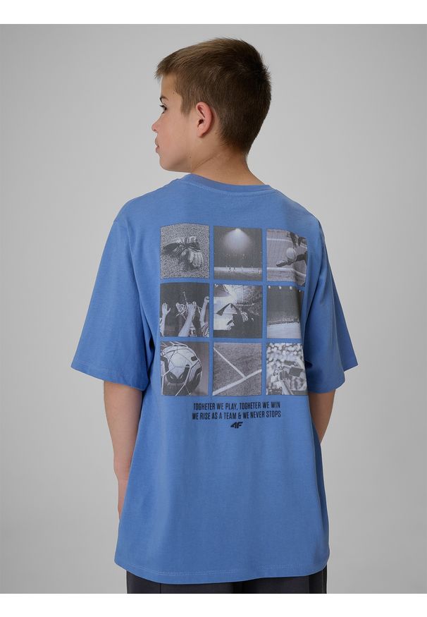 4f - 4F T-shirt loose z nadrukiem chłopięcy - denim 122/128 (6-8 lat). Okazja: na uczelnię, na co dzień, na spacer. Materiał: denim. Wzór: nadruk. Sezon: lato. Styl: casual