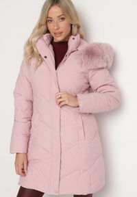 Born2be - Ciemnoróżowa Taliowana Kurtka z Pikowanymi Przeszyciami z Kapturem i Futerkiem Inalora. Okazja: na co dzień. Typ kołnierza: kaptur. Kolor: różowy. Materiał: futro. Długość rękawa: długi rękaw. Długość: długie. Wzór: aplikacja. Styl: elegancki, casual #7