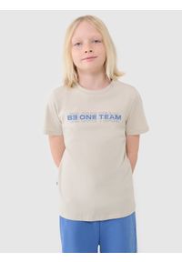 4f - 4F T-shirt z nadrukiem chłopięcy - beżowy 146 (10-11 lat). Okazja: na co dzień. Kolor: beżowy. Materiał: dzianina, bawełna, jersey. Długość rękawa: krótki rękaw. Długość: krótkie. Wzór: nadruk. Sezon: lato. Styl: klasyczny, sportowy, casual