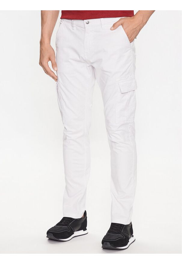 Guess Spodnie materiałowe M2GB27 WCNZ0 Biały Slim Fit. Kolor: biały, beżowy. Materiał: materiał, bawełna