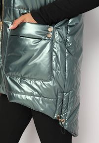 Born2be - Ciemnozielona Pikowana Kamizelka z Kapturem i Troczkami na Dole Terinaes. Okazja: na spacer, na co dzień. Typ kołnierza: kaptur. Kolor: zielony. Materiał: jeans. Styl: elegancki, casual #4