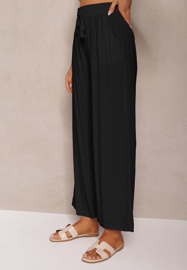 Renee - Czarne Spodnie z Bawełny o Kroju Alladynek High Waist Wykończone Gumką w Talii Rissalis. Okazja: na randkę, na co dzień, na spotkanie biznesowe. Stan: podwyższony. Kolor: czarny. Materiał: bawełna. Sezon: lato. Styl: wizytowy, casual, elegancki, biznesowy