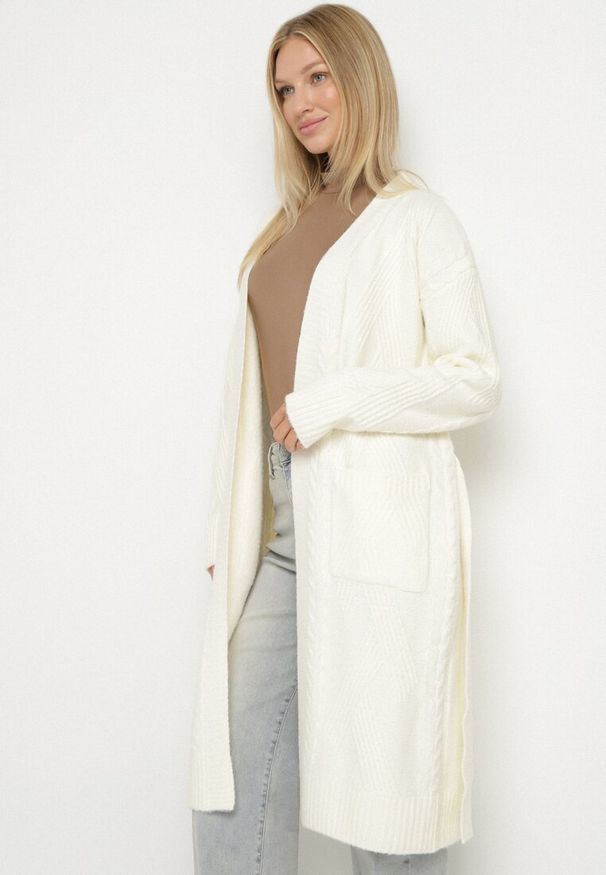 Born2be - Jasnobeżowy Niezapinany Kardigan z Wełną z Warkoczowym Splotem i Wiązanym Paskiem Darrive. Okazja: do pracy, na co dzień, na spotkanie biznesowe. Kolor: beżowy. Materiał: wełna. Długość rękawa: długi rękaw. Długość: długie. Wzór: ze splotem. Styl: elegancki, biznesowy, casual