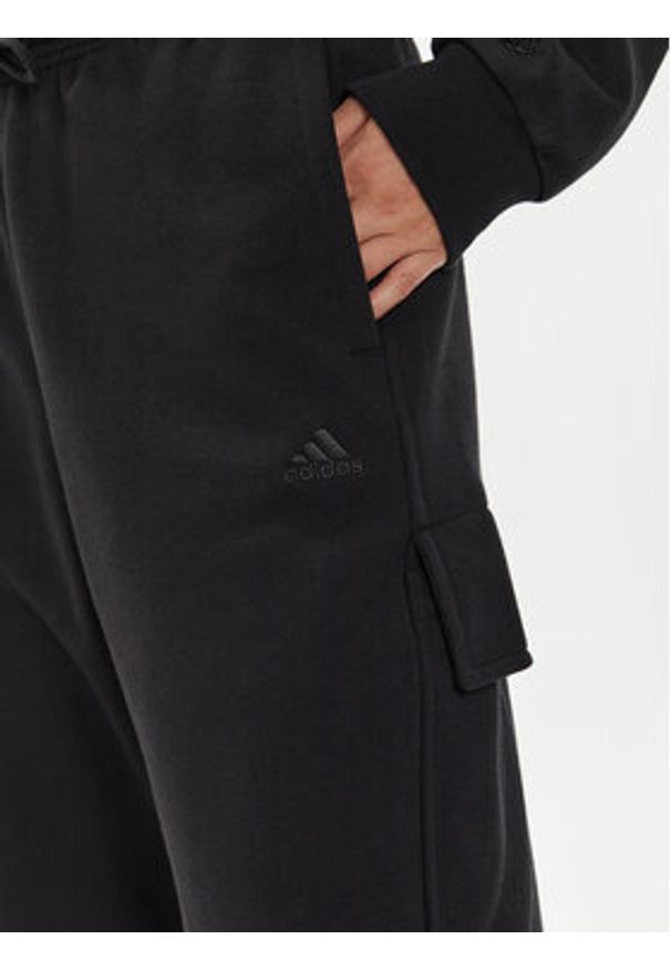 Adidas - adidas Spodnie dresowe ALL SZN Fleece Cargo IW1215 Czarny Loose Fit. Kolor: czarny. Materiał: bawełna, syntetyk