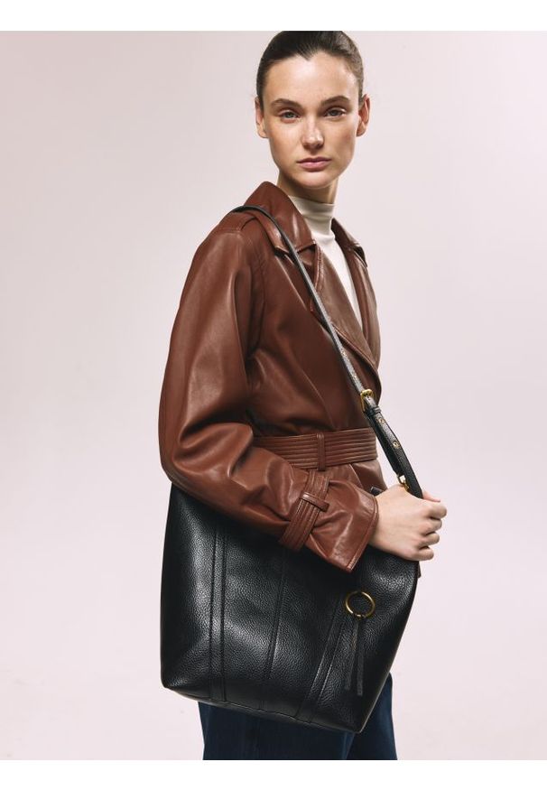 Reserved - Torebka shopper z zawieszką - czarny. Kolor: czarny. Materiał: skórzane