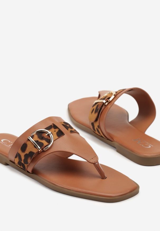 Renee - Jasnobrązowe Klapki z Ozdobną Klamerką i Wstawkami Animal Print Savicelle. Kolor: brązowy. Materiał: len. Wzór: nadruk. Sezon: lato. Styl: elegancki