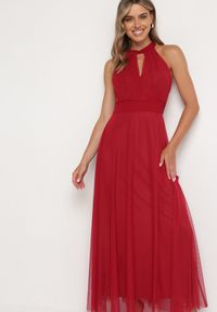 Born2be - Czerwona Wieczorowa Sukienka ze Stójką Wiązana w Talii Ozdobiona Siateczką Nestasoni. Okazja: na imprezę. Typ kołnierza: kołnierzyk stójkowy. Kolor: czerwony. Materiał: satyna. Długość rękawa: bez rękawów. Wzór: aplikacja. Styl: wizytowy #3