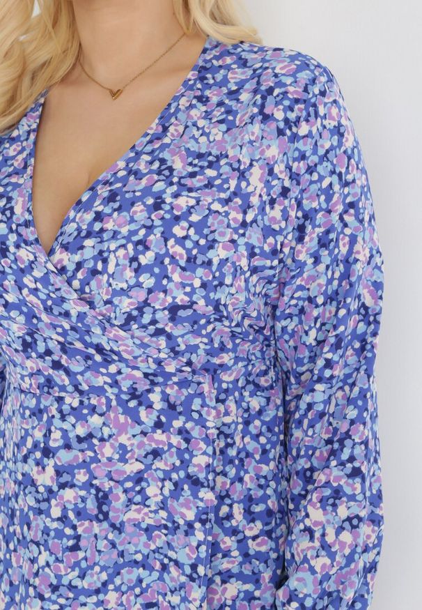 Born2be - Granatowa Kopertowa Sukienka Midi w Kwiaty z Gumką w Pasie i Głębokim Dekoltem Donata. Okazja: na co dzień. Typ kołnierza: dekolt w serek. Kolekcja: plus size. Kolor: niebieski. Wzór: kwiaty. Typ sukienki: kopertowe. Długość rękawa: długi rękaw. Sezon: wiosna, jesień. Styl: klasyczny, casual. Długość: midi