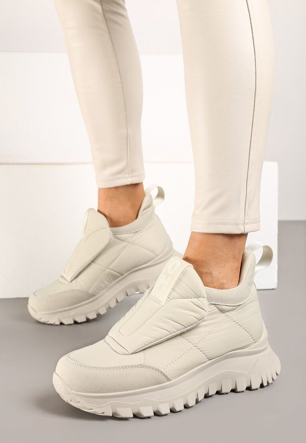 Renee - Jasnobeżowe Pikowane Sneakersy na Platformie Ozdobione Napisem Resilie. Okazja: na co dzień. Nosek buta: okrągły. Kolor: beżowy. Materiał: jeans, materiał, futro. Wzór: napisy, aplikacja. Sezon: zima. Obcas: na platformie. Wysokość obcasa: niski