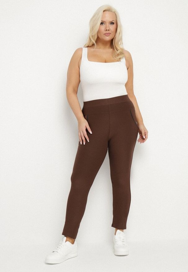 Born2be - Brązowe Spodnie o Dopasowanym Kroju z Gumką w Talii Stellivae. Okazja: na spotkanie biznesowe, na co dzień. Kolekcja: plus size. Kolor: brązowy. Styl: biznesowy, casual