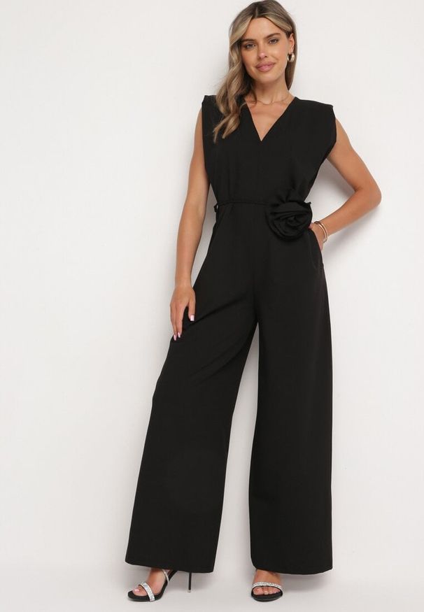 Born2be - Czarny Wiązany Kombinezon z Prostymi Nogawkami i Wiskozą oraz Kwiatową Aplikacją Dimenna. Kolor: czarny. Materiał: wiskoza. Wzór: aplikacja, kwiaty. Styl: elegancki