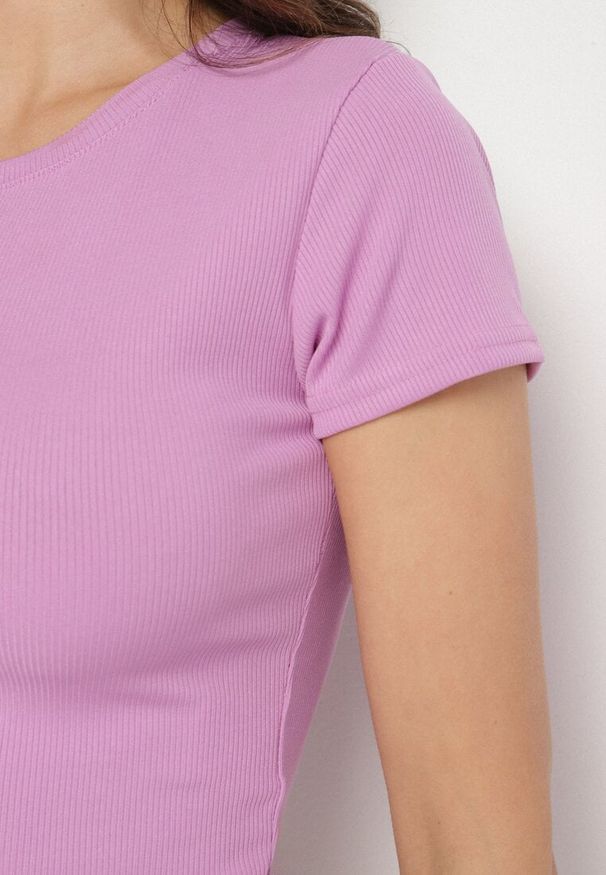 Born2be - Jasnofioletowy T-shirt z Prążkowanego Materiału o Krótkim Kroju Telunna. Okazja: na co dzień, na spacer. Kolor: fioletowy. Materiał: prążkowany, materiał. Długość: krótkie. Sezon: lato. Styl: casual, klasyczny