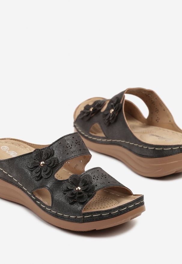 Born2be - Czarne Klapki na Koturnie z Ozdobnymi Kwiatkami 3D Reittrae. Okazja: na spacer. Kolor: czarny. Materiał: jeans. Wzór: kwiaty. Sezon: lato, wiosna. Obcas: na koturnie
