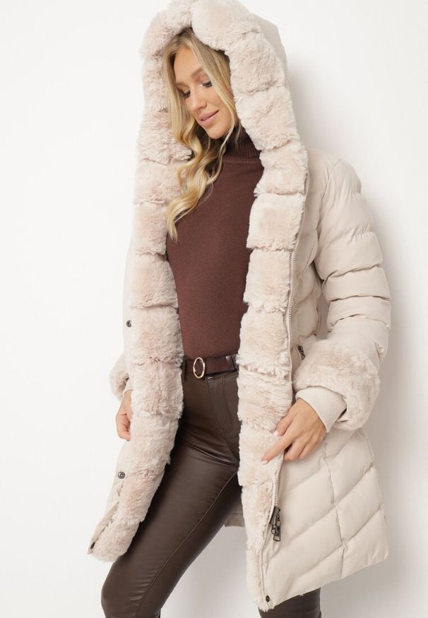 Born2be - Jasnobeżowa Pikowana Kurtka Zimowa z Paskiem i Futerkowymi Obszyciami z Możliwością Odpięcia Hedirra. Okazja: na co dzień. Kolor: beżowy. Materiał: futro, jeans. Długość rękawa: długi rękaw. Długość: długie. Sezon: zima. Styl: casual, elegancki