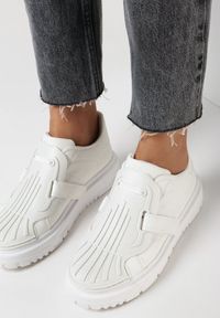 Born2be - Białe Sneakersy Lazastos. Wysokość cholewki: przed kostkę. Nosek buta: okrągły. Zapięcie: rzepy. Kolor: biały. Szerokość cholewki: normalna. Wzór: aplikacja #5