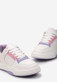 Renee - Biało-Fioletowe Sneakersy Ozdobione Kolorowymi Wstawkami i Perforacją Uttavia. Kolor: biały. Wzór: aplikacja, kolorowy #3