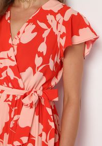 Born2be - Czerwono-Różowa Plisowana Koktajlowa Sukienka z Kopertowym Dekoltem Paskiem i Gumką w Talii Anelsea. Okazja: na spacer, na imprezę. Typ kołnierza: dekolt kopertowy. Kolor: czerwony. Długość rękawa: krótki rękaw. Wzór: aplikacja. Typ sukienki: kopertowe. Styl: wizytowy #4