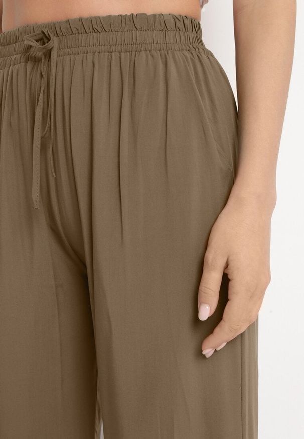 Born2be - Ciemnozielone Bawełniane Spodnie z Szerokimi Nogawkami Palazzo z Gumką w Pasie Nesira. Okazja: na co dzień, na spacer. Kolor: zielony. Materiał: bawełna. Styl: boho, casual