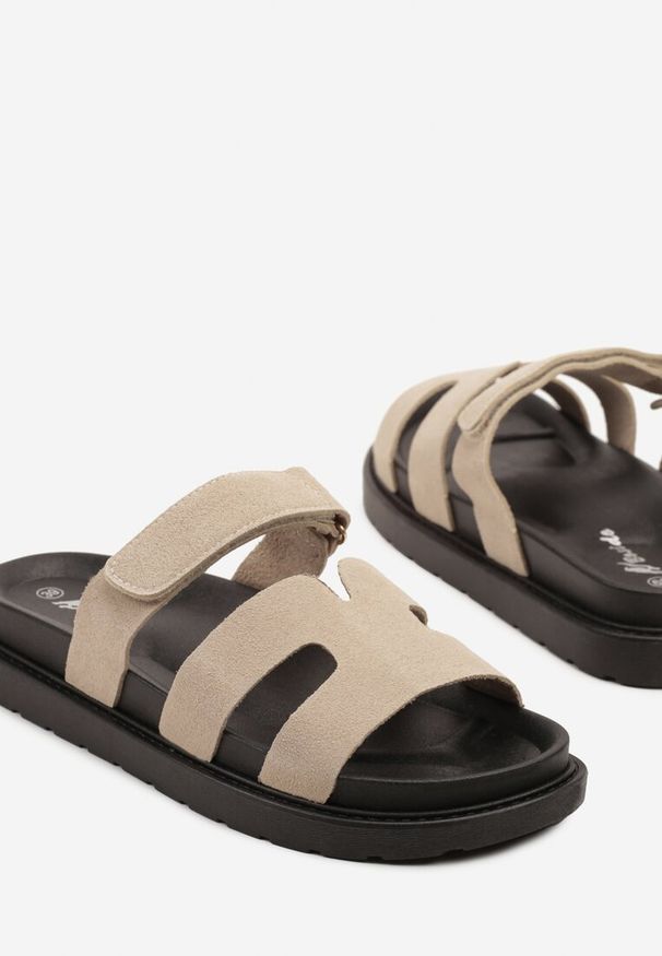 Born2be - Beżowe Klapki z Geometrycznymi Wycięciami Novilinae. Okazja: na co dzień. Kolor: beżowy. Wzór: geometria. Sezon: lato. Styl: elegancki, casual