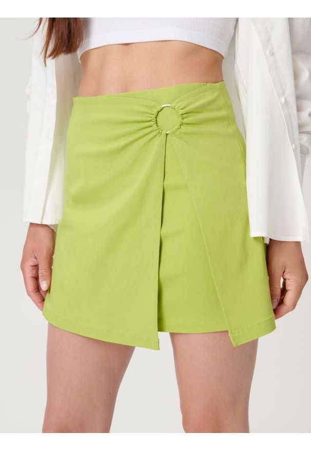 Sinsay - Spódnica mini z ozdobnym kółkiem i rozcięciem z przodu - zielony. Kolor: zielony