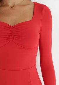 Born2be - Czerwona Sukienka Hippeira. Kolor: czerwony. Materiał: lakier, dzianina. Długość rękawa: długi rękaw. Typ sukienki: dopasowane, rozkloszowane. Długość: maxi #4