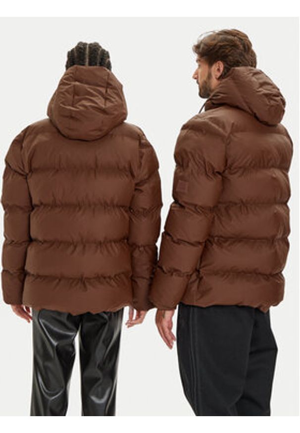 Rains Kurtka zimowa Unisex 15120 Brązowy Regular Fit. Kolor: brązowy. Materiał: syntetyk. Sezon: zima