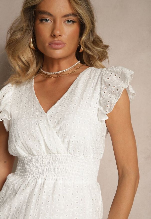 Renee - Biała Haftowana Rozkloszowana Sukienka z Bawełny Neliasta. Okazja: na spacer. Typ kołnierza: dekolt w kształcie V. Kolor: biały. Materiał: bawełna. Wzór: haft. Sezon: wiosna. Styl: elegancki