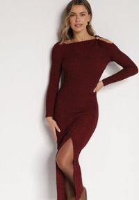 Born2be - Bordowa Dopasowana Sukienka z Metaliczną Ozdobą na Ramieniu Reilara. Kolor: czerwony. Wzór: aplikacja. Styl: elegancki #3