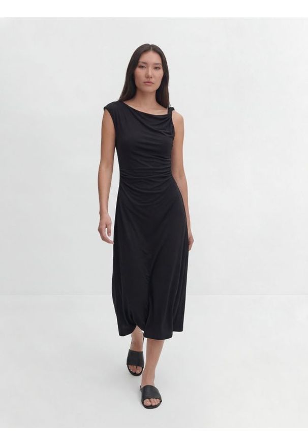 Reserved - Sukienka midi z drapowaniem - czarny. Kolor: czarny. Materiał: dzianina, wiskoza. Długość: midi