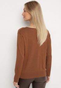 Born2be - Brązowy Sweter Ozdobiony Sercami z Cyrkonii Unaressa. Okazja: na co dzień. Kolor: brązowy. Materiał: jeans. Wzór: aplikacja. Styl: casual, elegancki #7