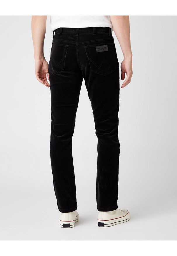 Wrangler - MĘSKIE SPODNIE SZTRUKSOWE WRANGLER TEXAS SLIM BLACK W12SEC100 112141146. Materiał: sztruks. Długość: długie. Wzór: aplikacja, prążki, napisy. Sezon: wiosna, zima, jesień