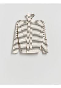 Reserved - Longsleeve z wiązanym szalem - złamana biel. Materiał: wiskoza, dzianina. Długość rękawa: długi rękaw