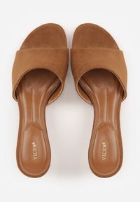 Renee - Brązowe Klapki VICES na Obcasie Typu Kaczuszka z Imitacji Drewna Sacredgem. Okazja: do pracy. Kolor: brązowy. Materiał: jeans. Obcas: na obcasie. Wysokość obcasa: średni #4