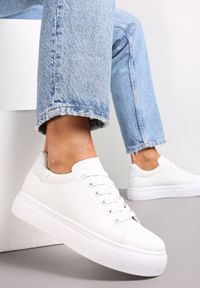 Born2be - Białe Sneakersy na Płaskiej Podeszwie z Okrągłym Noskiem Azethia. Okazja: na co dzień. Nosek buta: okrągły. Kolor: biały. Obcas: na płaskiej podeszwie #1