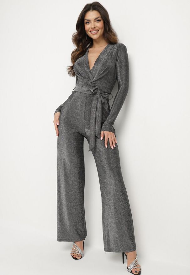 Born2be - Srebrny Kombinezon z Wiskozą o Kopertowym Kroju z Paskiem Temaviel. Okazja: na co dzień. Kolor: srebrny. Materiał: wiskoza. Długość: długie. Styl: elegancki, casual, sportowy, wizytowy