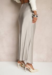 Renee - Szara Rozkloszowana Spódnica Satynowa z Wiskozy Rihaniel. Okazja: na co dzień. Kolor: szary. Materiał: satyna, wiskoza. Styl: klasyczny, elegancki, casual #4