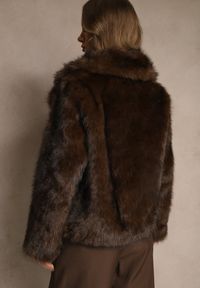 Renee - Brązowa Kurtka Typu Futerko Ozdobione Kołnierzem Tilea. Okazja: na randkę, na co dzień. Kolor: brązowy. Materiał: futro. Wzór: aplikacja. Styl: klasyczny, casual, elegancki #3