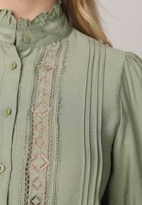 Born2be - Zielona Koszula ze Stójką i Koronką Argochis. Typ kołnierza: kołnierzyk stójkowy. Kolor: zielony. Materiał: koronka. Wzór: koronka #4
