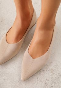Renee - Beżowe Balerinki z Imitacji Zamszu ze Szpiczastym Noskiem Melikel. Nosek buta: szpiczasty. Kolor: beżowy. Materiał: zamsz #6