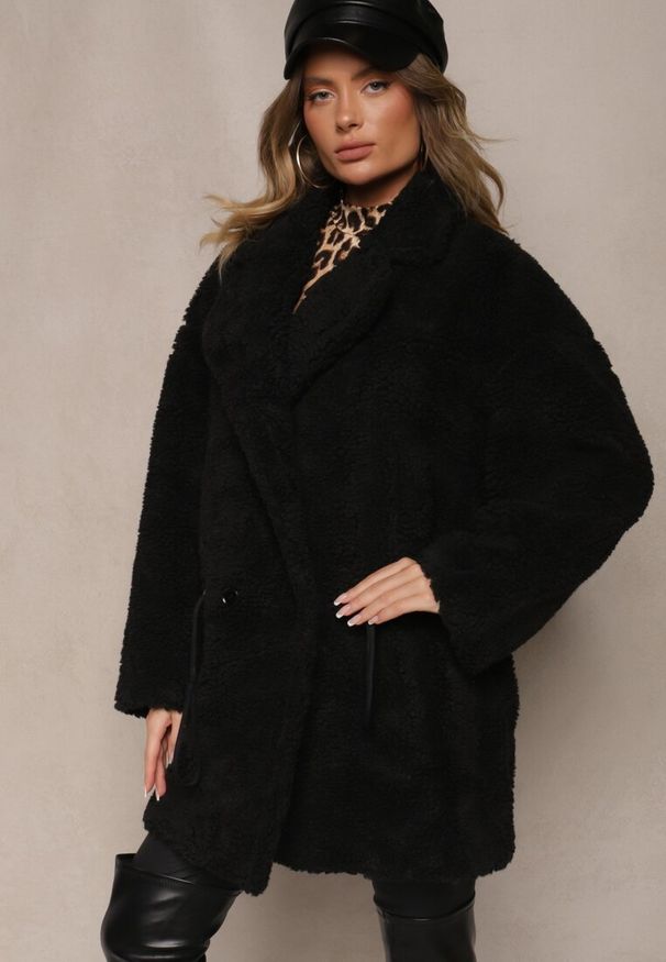 Renee - Czarna Kurtka Futerko w Stylu Teddy Ściągane w Talii Enarithiel. Okazja: na spotkanie biznesowe, na co dzień. Kolor: czarny. Materiał: futro. Styl: elegancki, biznesowy, casual