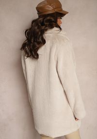 Renee - Beżowy Futrzany Płaszcz Jednorzędowy z Podszewką i Kieszeniami Daithianne. Kolor: beżowy. Materiał: futro. Styl: elegancki #4