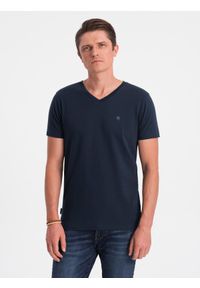 Ombre Clothing - Komplet koszulek z dekoltem V i elastanem oraz subtelnym logotypem 3-pak – mix biały/granatowy/czarny V1 - Rozmiar: S. Okazja: na co dzień. Kolor: biały. Materiał: elastan. Wzór: gładki, nadruk. Styl: klasyczny, casual #6