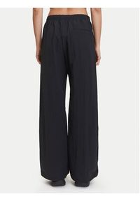 Nike Spodnie dresowe Trend FQ3588 Czarny Relaxed Fit. Kolor: czarny. Materiał: syntetyk