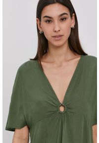 Roxy Sukienka kolor zielony mini rozkloszowana. Kolor: zielony. Materiał: tkanina. Długość rękawa: krótki rękaw. Wzór: gładki. Typ sukienki: rozkloszowane. Długość: mini
