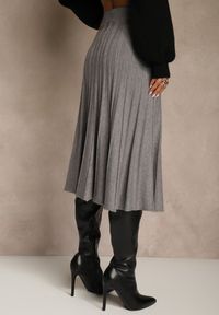 Renee - Szara Dzianinowa Spódnica Plisowana o Rozkloszowanym Kroju Tuswia. Okazja: na co dzień. Stan: podwyższony. Kolor: szary. Materiał: dzianina. Wzór: aplikacja. Styl: klasyczny, casual #3