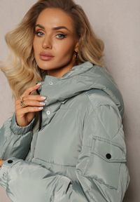 Renee - Miętowa Długa Kurtka Płaszcz z Pikowaniem i Odpinanym Kapturem Mystaris. Kolor: miętowy. Długość: długie